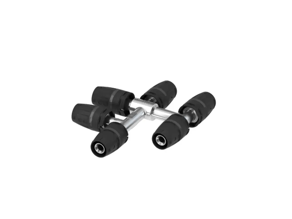 TECE Fitting mit mehreren Anschlüssen in einer Metallausführung. Die Form ist kreuzförmig und hat durchgehende, geschwungene Verbindungen. Ideal für Rohrinstallationen.